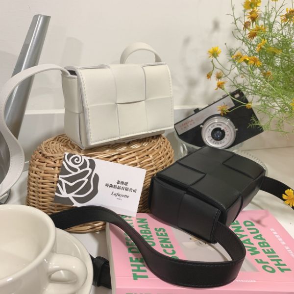 圖片 BOTTEGA VENETA CASSETTE 黑色羊皮迷你肩背包