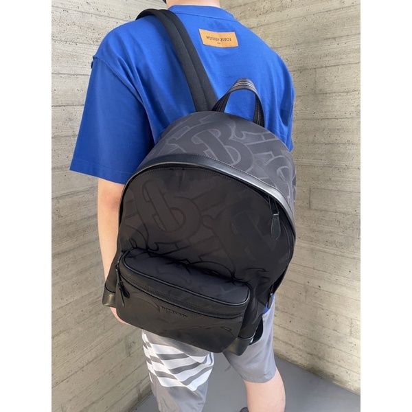 圖片 Burberry 經典 滿版TB LOGO設計 黑色 男生後背包