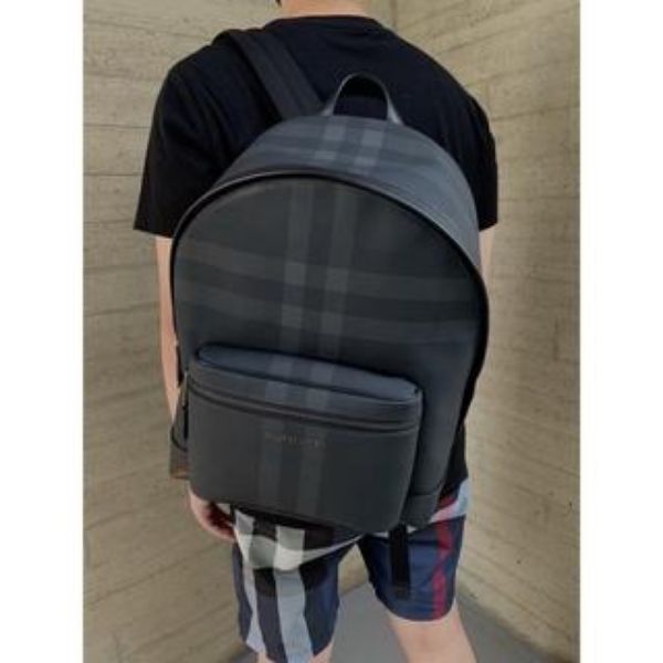 圖片 Burberry 經典 黑色格紋 搭配 字母logo設計 男生 後背包