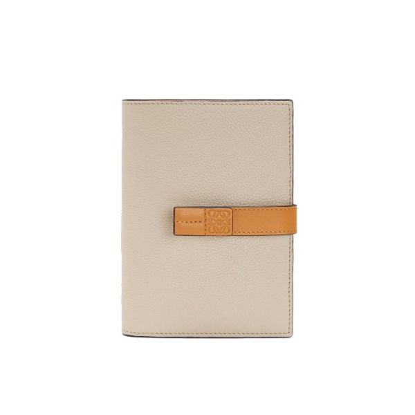 圖片 LOEWE 女款中號粒面小牛皮按扣錢包/中夾 灰色  C660S87X01/2463