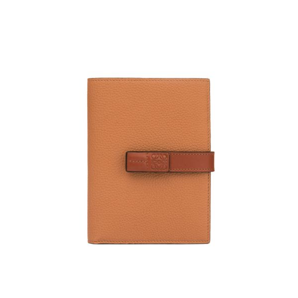 圖片 LOEWE 女款中號粒面小牛皮按扣錢包/中夾 棕色  C660S87X01/3639