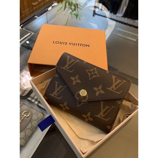 圖片 Louis Vuitton LV 經典老花設計 粉扣女生 扣子短夾