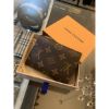 圖片 Louis Vuitton LV 經典老花設計 粉扣女生 扣子短夾