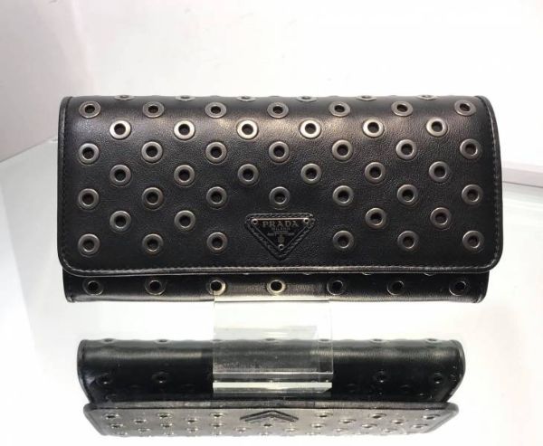 圖片 Prada 1MH132 拉鍊鉚釘鑲孔皮革翻蓋長夾 附證件套