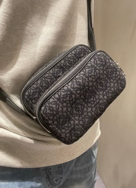 圖片 Loewe 迷你 Anagram 緹花小牛皮相機包 曜石黑/黑色