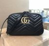圖片 Gucci 447632 GG Marmont 中款立體浮雕山型紋相機包 黑色