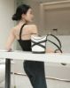 圖片 Alexander McQueen 小款雕塑感小牛皮 The Curve 包 黑及白色