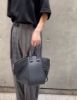 圖片 Loewe Hammock 經典小牛皮小型吊床包 黑色