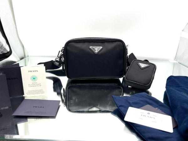 圖片 Prada 2VH070 Saffiano 再生尼龍及 Saffiano Brique 相機包 附吊飾萬用包 黑色