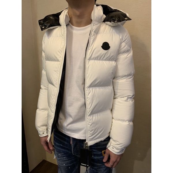 圖片 Moncler 胸口小logo 背後大M Logo 白色 連帽羽絨外套