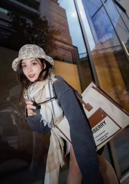 圖片 Burberry 80441291 Freya 中款雙色帆布拚皮托特包 自然色/棕色