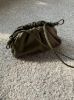 圖片 Bottega Veneta 585852 The Pouch 20 羔羊皮 迷你雲朵包 棕色