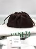 圖片 Bottega Veneta 585852 The Pouch 20 羔羊皮 迷你雲朵包 棕色