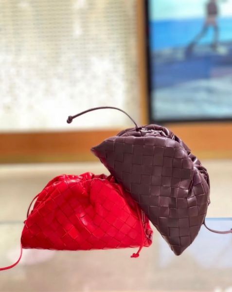 圖片 Bottega Veneta 585852 The Pouch 20 羔羊皮編織迷你雲朵包  紫色