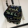圖片  Chanel 22s高級手工坊黑金珍珠&彩色珠釘字母骰子包