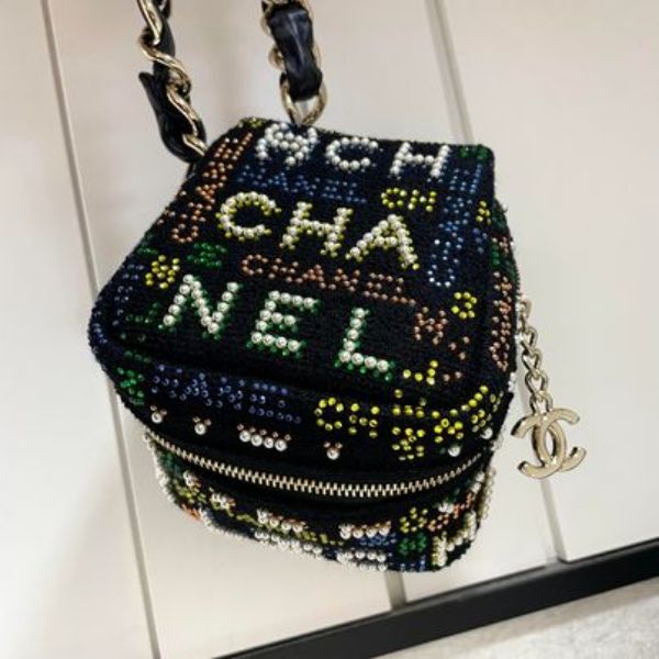 圖片  Chanel 22s高級手工坊黑金珍珠&彩色珠釘字母骰子包
