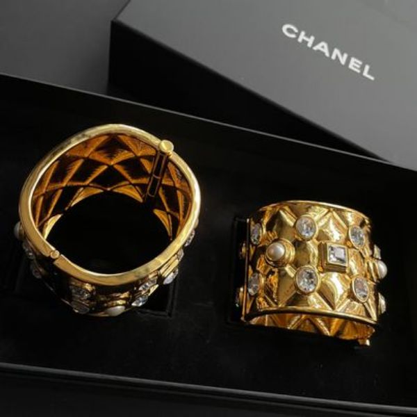 圖片  Chanel 21早秋手工 VIC 生日禮 金色水鑽珍珠手鐲一對