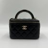 圖片 CHANEL 香奈兒 小羊皮與金色金屬 鏈子化妝包 黑色   AP2846B0846194305