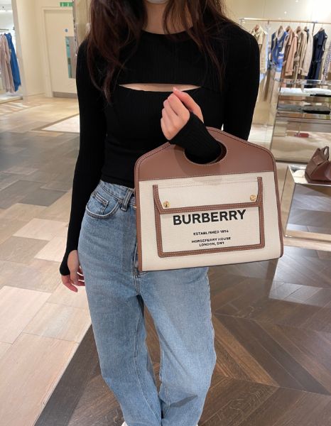 圖片 Burberry 80317461 迷你雙色調帆布拼皮革 Pocket 包 自然色/麥芽棕色