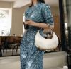 圖片 Fendi 8BR798 小款 Fendigraphy 小牛皮彎月包 白色