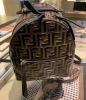圖片 2023新季品❥FENDI  8BZ038 經典浮雕老花 LOGO 小羊皮 迷你後背包