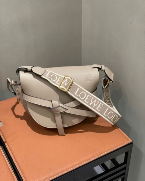 圖片 Loewe 柔軟小牛皮緹花小號 Gate 包 沙色