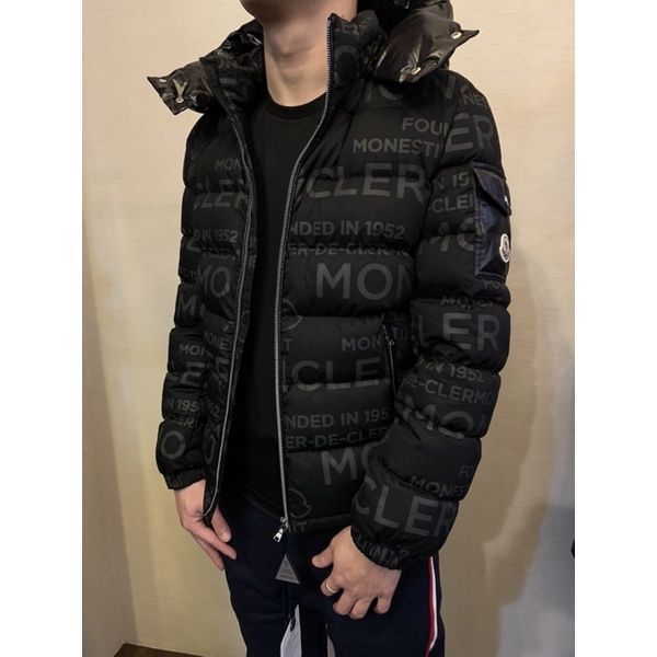 圖片 Moncler 經典 前後字母滿版設計 手臂口袋小logo 爆款 羽絨外套青年款
