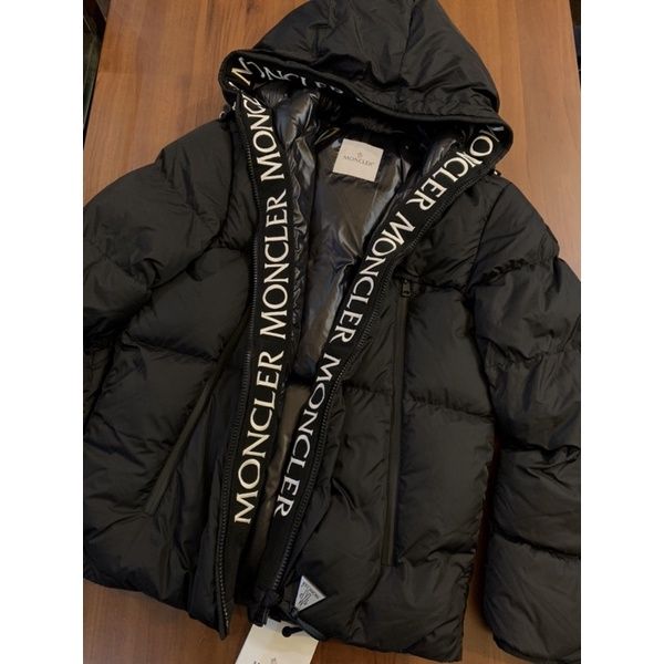 圖片 Moncler 經典 串標刺繡字母logo設計 黑色羽絨連帽外套