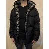 圖片 Moncler 經典 串標刺繡字母logo設計 黑色羽絨連帽外套