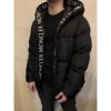 圖片 Moncler 經典 串標刺繡字母logo設計 黑色羽絨連帽外套
