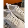 圖片 Hermes 經典 H logo設計 白灰色 男生 球鞋
