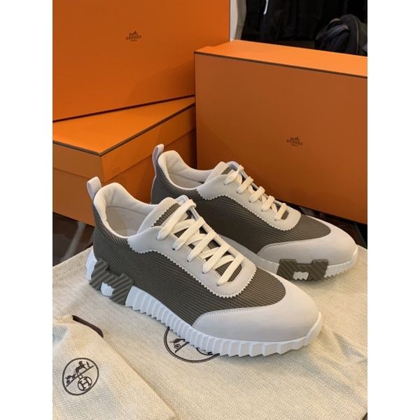 圖片 Hermes 經典 H logo設計 大象灰搭配白色 男生 球鞋