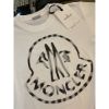 圖片 Moncler 經典 白色大logo設計 特殊反光材質 男生 短袖T恤上衣