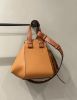 圖片 Loewe 小型柔軟粒面小牛皮 Hammock 包 淺焦糖色