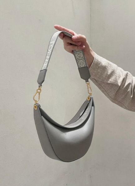 圖片 Loewe 緞面小牛皮和緹花肩帶 Luna 彎月包  珍珠灰
