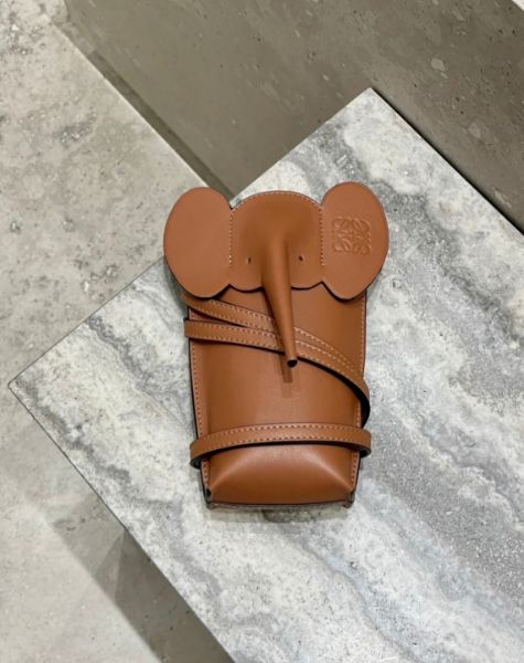 圖片 Loewe 經典小牛皮小象手機及信用卡掛包 焦糖色