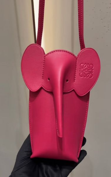圖片 Loewe 經典小牛皮小象手機及信用卡掛包 寶石紅釉
