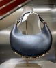 圖片 Fendi 8BR798 小款 Fendigraphy 小牛皮彎月包  黑色