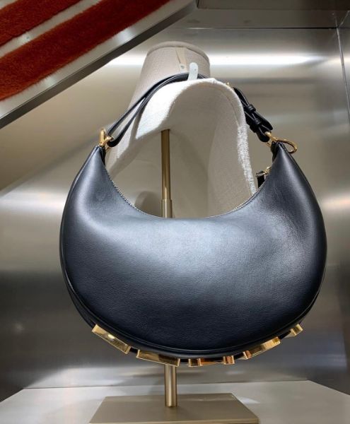 圖片 Fendi 8BR798 小款 Fendigraphy 小牛皮彎月包  黑色
