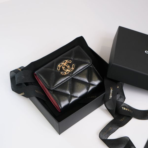 圖片 CHANEL 19 羊皮 三折短夾 黑 紅內裏