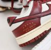 圖片 iSNEAKERS｜Nike WMNS Dunk Low SE Just Do It "Team Red" 酒紅金扣 DV1160-101 