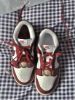 圖片 iSNEAKERS｜Nike WMNS Dunk Low SE Just Do It "Team Red" 酒紅金扣 DV1160-101 