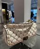 圖片 Valentino Rockstud Spike 小牛皮鏈條肩背包 象牙色