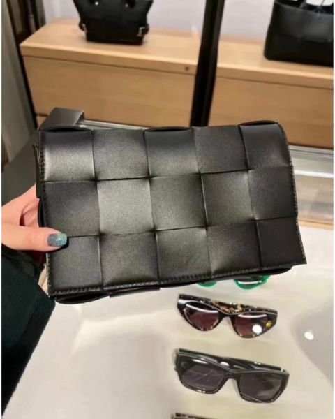 圖片 Bottega Veneta 730848 小款15格 Cassette 翻蓋包 黑色