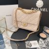 圖片 CHANEL 23P 奶油杏色字母鏈條口蓋包