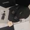 圖片 CHANEL 23P 19系列 黑金皮穿鏈平底拖鞋