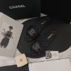 圖片 CHANEL 23P 19系列 黑金皮穿鏈平底拖鞋