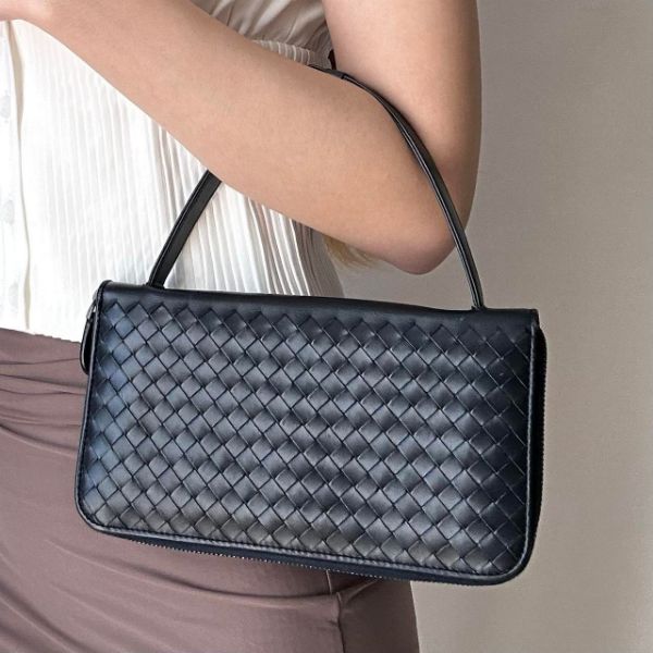圖片 【現貨在台 】Bottega Veneta 577561  小牛皮編織附可調提把大款旅行長夾 黑色