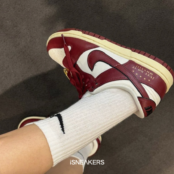 圖片 iSNEAKERS｜Nike WMNS Dunk Low SE Just Do It "Team Red" 酒紅金扣 DV1160-101 