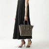 圖片 2023新季品❥ Celine 專櫃真品 敲打小牛皮小巧型Luggage 兩用包 灰色